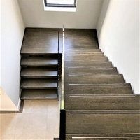 Escalier droit en U moderne pour villa, escalier intérieur flottant avec garde-corps en verre autoportant, marches en bois massif, noyau supérieur