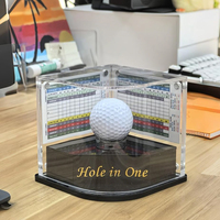 Boîte de rangement transparente en acrylique moderne et personnalisable pour présentoir de balles de golf, base noire, idéale pour les coupes de golf.