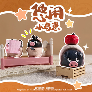 Figurine décorative cochonnet décontracté en boîte mystère 7,2 cm – Adorable figurine pour bureau - Product Image 2