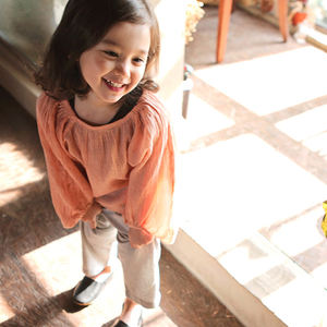 Camiseta lisa con mangas abullonadas para niñas, en blanco, para pedido de comprador en Mumbai, de proveedor chino - Product Image 1