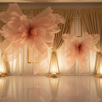 Grandes fleurs personnalisées faites à la main, fleurs géantes personnalisées, grande installation artistique en organza et soie pour la décoration de scène de mariage