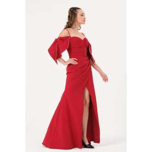 Elegante Vestido de Noche Rojo con Hombros Descubiertos, Corte Ajustado, Corpiño Fruncido y Tela de Satén con Cintura Natural - Product Image 2