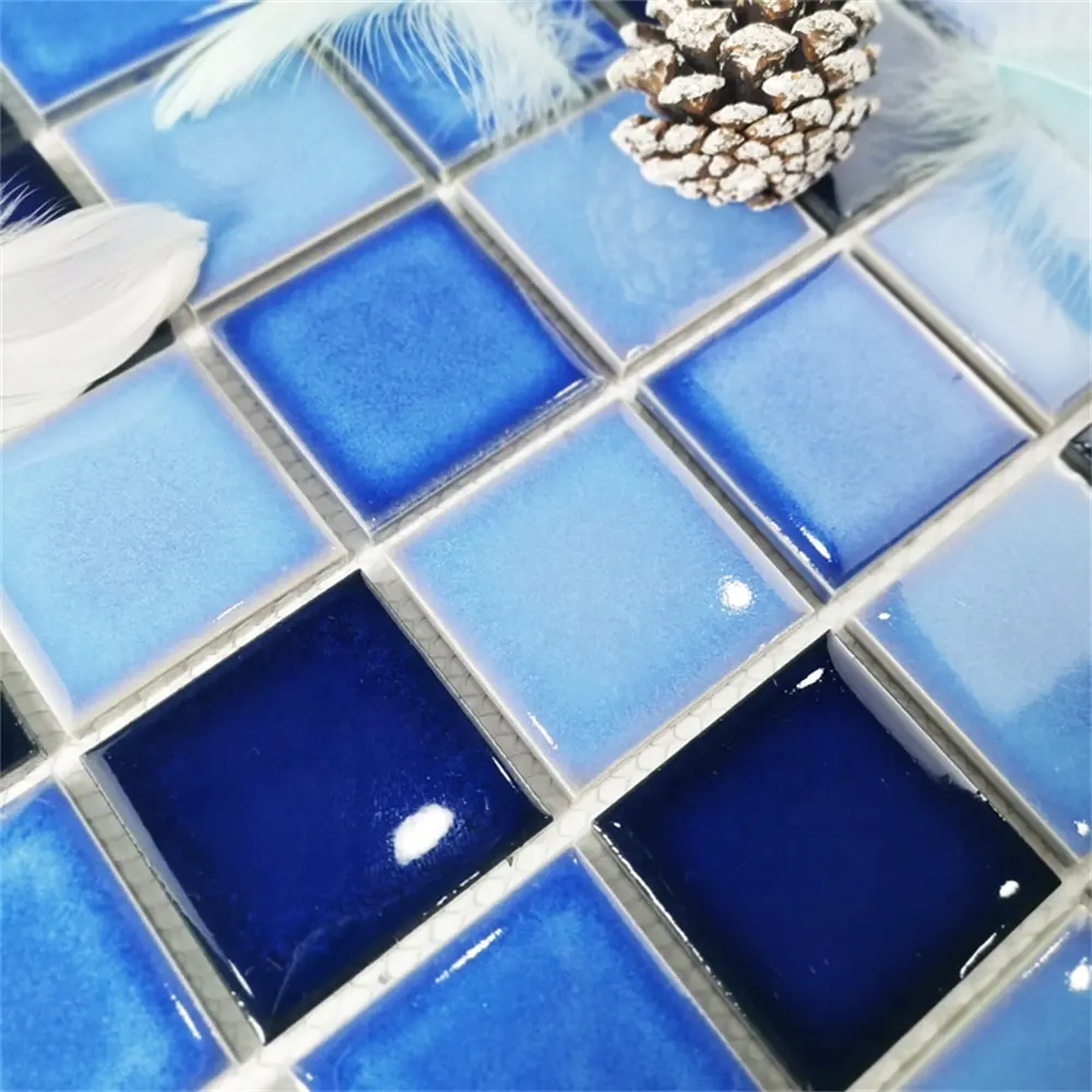Стеклянная керамическая мозаичная голубая плитка для бассейна в зоне спа