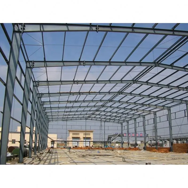 Construcción de un almacén de estructura de acero, con losa de hormigón y pared de ladrillo