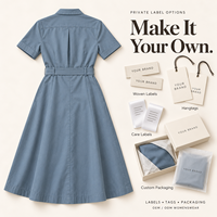 Robe utilitaire sur mesure pour femme avec ceinture, boucle dissimulée, patte de boutonnage cachée, poche poitrine, en sergé de coton, longueur midi, style workwear, marque privée
