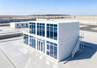 Bâtiment de bureau préfabriqué à deux étages en conteneurs blancs, avec terrasse sur le toit, bureau de chantier modulaire extérieur