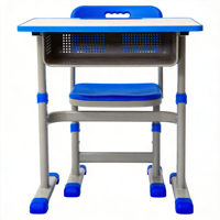 Mobilier de scène de remise de diplôme scolaire moderne et coloré en bois avec plateformes, sièges pour cérémonies, ensemble table et chaise pour étudiants en classe