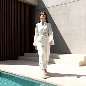 Robe Abaya élégante en polyester avec strass thermocollants de qualité supérieure pour femmes musulmanes, idéale pour les occasions de soirée - Product Image 3