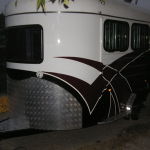 HERUI Nuevo Semirremolque de Lujo para Tres Caballos con 2 Ejes, Frenos Eléctricos de Doble Eje, Capacidad de Carga de 4T, Remolque para Caballos - Product Image 3