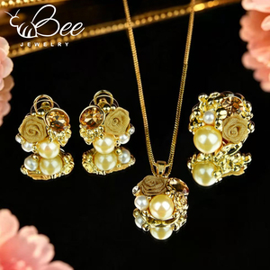 Ensemble de bijoux plaqué or 14 carats avec collier maille florale, boucles d'oreilles et bague en perles naturelles, idéal pour les fêtes - Product Image 1
