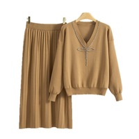 Nouvelle Collection Automne 2026 : Ensemble Chic Français 2 Pièces en Tricot avec Nœud en Strass – Pull Col V et Jupe Longue Plissée Élégante Couleur Camel pour Femme