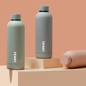 Bottiglia d'acqua Soft Touch rivestita in gomma di nuovo Design <span class=keywords><strong>500</strong></span> <span class=keywords><strong>ml</strong></span> 750 <span class=keywords><strong>ml</strong></span> bottiglia d'acqua termos con isolamento sottovuoto a doppia parete in acciaio inossidabile - Product Image 3