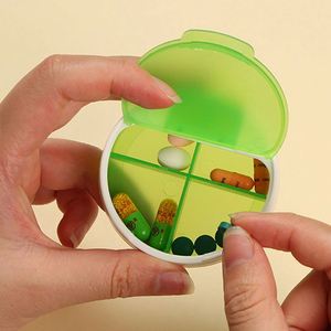 Boîte à médicaments portable givrée transparente à 4 compartiments, mini distributeur de pilules anti-poussière pour voyage, organisateur, idée cadeau originale - Product Image 4