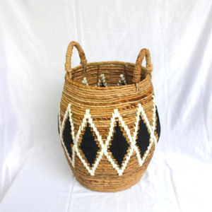 Le panier Alvaro tient son éclat grâce à la tressage complexe du rotin, de la fibre de banane et du macramé, créant une pièce de décoration intérieure éco-responsable et magnifique. - Product Image 2