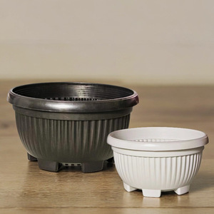 Pot de fleurs Yuanbao en plastique noir et blanc avec trou de drainage pour plantes d'intérieur, utilisation sur bureau - Product Image 1