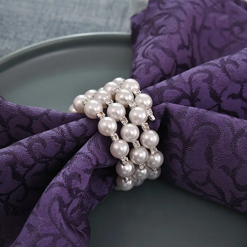 Élégant ronds de serviette en perles et strass: décor de table parfait pour les mariages et les événements