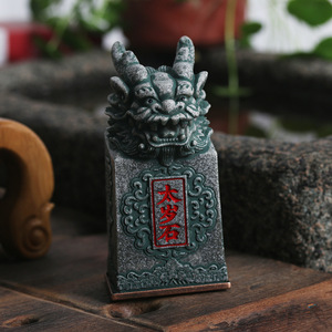 Artisanat Shigandang : Ornement en poudre de pierre du Dieu de la Porte Shigandang, saint patron de la folklore chinois, pour la décoration intérieure - Product Image 4