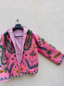Chaqueta de terciopelo bordada a mano, abrigo bohemio floral de Cachemira, capa artesanal de invierno, bordado floral tradicional inspirado en Suzani. - Product Image 5