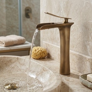 Serie di Rubinetti da Bagno Premium in Ottone: Design a Cascata e a Collo Alto in Ottone Anticato, Oro e Cromo per Progetti di Lusso - Product Image 5