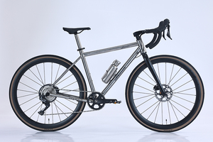 Vélo de route en titane Premium BADAO |   Système de transmission à 11 vitesses, cadre 700c, roues en aluminium légères, freins à disque, roue avant 4A16 en titane - Product Image 4
