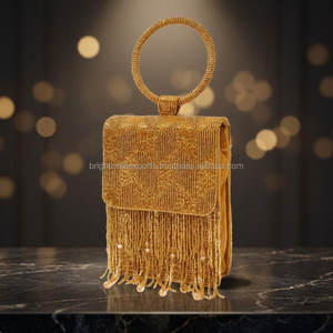 Pochette enveloppe légère et écologique en perles dorées avec anse en anneau et pompon décoratif pour soirée - Product Image 2