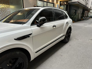 Cho Bentayga 2016-2020 mô hình nâng cấp lên bộ cơ thể 2021: mui xe và chắn bùn là vật liệu kim loại, bội thu là vật liệu PP. - Product Image 2