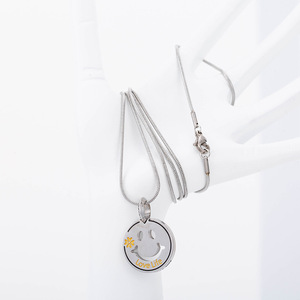 Collar de Acero de Titanio con Colgante de Cara Sonriente, Diseño de Dibujos Animados para Uso Diario, Acabado Pulido, Cadena Unisex - Product Image 2