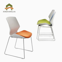 Chaise d'entraînement monobloc moulée en plastique empilable avec dossier rembourré pour bureau, école, conférence, réunion, événement