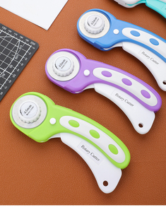 <span class=keywords><strong>Cutter</strong></span> rotatif multicolore <span class=keywords><strong>premium</strong></span> 45 mm, conception sécurisée, poignée ergonomique en plastique, lame en acier, outil de découpe DIY pour la couture - Product Image 3
