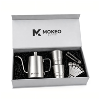 Kit de café barista personnalisable avec gobelets isothermes en acier inoxydable, cuillères doseuses et pinces dans un coffret cadeau pour les promotions de bureau et d'événements