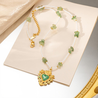 Collier vintage de style baroque en acier inoxydable plaqué or 18 carats avec perles et pendentif cœur en éclats d'aventurine verte, bijoux pour femmes