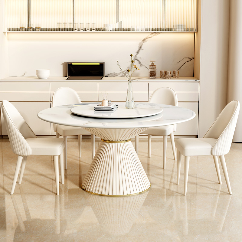 Una mesa con cuatro sillas.