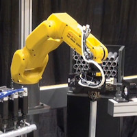 Robot industriel Fanuc LR Mate 200ID à 6 axes avec pinces à ventouses, moteur, préhension et tri automatiques