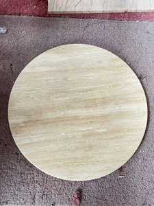 Piedistallo in <span class=keywords><strong>Travertino</strong></span> a Cubo con Angoli Smussati Personalizzato, Espositore in Pietra Naturale Beige per Decorazioni di Hall e Mostre - Product Image 1