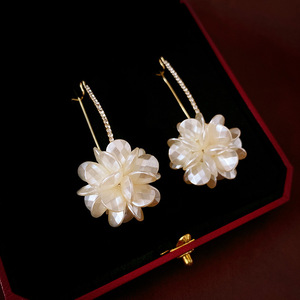 Boucles d'oreilles pendantes style coréen plaqué or pour femme, avec strass, longues boules florales, perles blanches et pétales de fleurs en coquillage – <span class=keywords><strong>YUMMY</strong></span> - Product Image 4