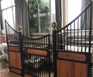 اسطبلات حصان محمولة من خشب الخيزران عالي الكثافة مخصصة على الطراز الأوروبي 13 × 13 قدمًا ، منزل حصان مؤقت - Product Image 3