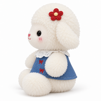 Jouets en peluche en gros, agneaux blancs avec robes bleues, cols en dentelle et fleurs rouges pour collections de cadeaux personnalisés