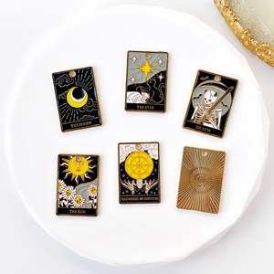 Dekorasi Halloween Kreatif Kartu <span class=keywords><strong>Tarot</strong></span> Matahari Bulan Bintang Gotik Kerangka Bros Perhiasan Hitam Aksesoris Liontin Gantungan Kunci - Product Image 2
