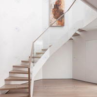 Escalier courbé sur mesure avec rampes en bois, verre, aluminium et acier au carbone - Design moderne pour villa et hôtel haut de gamme