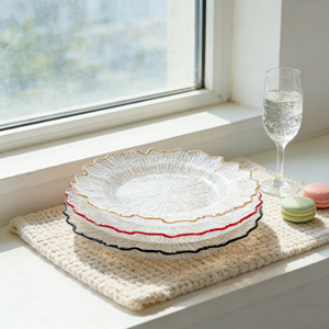 Assiettes de présentation rondes dorées de 13 pouces (33 cm) pour mariages et décoration de fête, élégantes sous-assiettes en verre à motifs pour la maison - Product Image 1