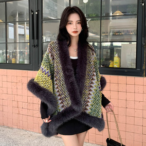 Châle/Cape tricotée pour femme de style ethnique avec bordure en fausse fourrure, cape/écharpe d'hiver multicolore en fausse fourrure, vente en gros - Product Image 1