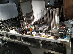 Macchina per riempimento <span class=keywords><strong>e</strong></span> sigillatura di olio liquido per riempimento <span class=keywords><strong>e</strong></span> sigillatura di tazze automatica per <span class=keywords><strong>liquidi</strong></span> <span class=keywords><strong>e</strong></span> <span class=keywords><strong>solidi</strong></span> - Product Image 4