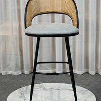 Tabouret de bar moderne en rotin avec dossier, coussin moelleux, cadre noir et repose-pieds pour cuisine, îlot, bistrot et hôtellerie - Vente en gros directe usine