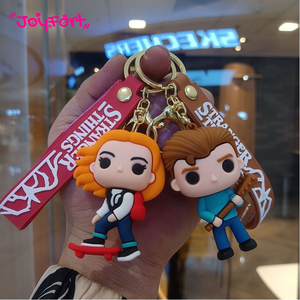 Llavero <span class=keywords><strong>de</strong></span> PVC <span class=keywords><strong>de</strong></span> Stranger <span class=keywords><strong>Things</strong></span>, diseño <span class=keywords><strong>de</strong></span> pareja polvorienta, para coche o bolso, venta al por mayor, para mayores <span class=keywords><strong>de</strong></span> 14 años - Product Image 1