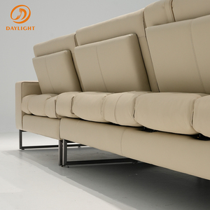 Sofá de Cuero Beige con Líneas Limpias, Base de Metal Plateado y Cojines Decorativos Tejidos, Comodidad Contemporánea para el Hogar y la Oficina - Product Image 6