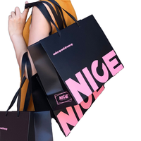 Sacs cadeaux de luxe, sacs fourre-tout adaptés aux vêtements pour femmes, boîtes à chaussures, sacs en papier personnalisés avec logo, sacs de shopping