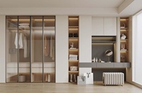 BALOM Armoire de plain-pied personnalisée haut de gamme avec commode et armoire en verre Finition mélamine Placard avec vitrine de sac