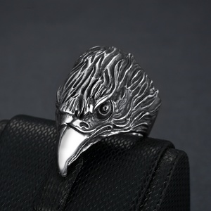 แหวนผู้ชายสไตล์ไบค์เกอร์เท่ๆ ลายหัวเหยี่ยววินเทจ สีดำเงิน ชุบทอง 18K แหวนสแตนเลสสตีลทันสมัย - Product Image 2