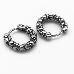 Pendientes Huggie con diseño de calavera de Yunnique, de acero inoxidable, unisex, estilo gótico, a la moda - Product Image 2
