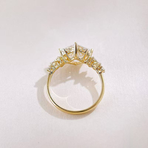 Splendido Anello con Diamante Taglio Principessa Coltivato in Laboratorio, Placcato in Oro Giallo 18K, Anello Solitario per Fidanzamento e Matrimonio per Donne - Product Image 3